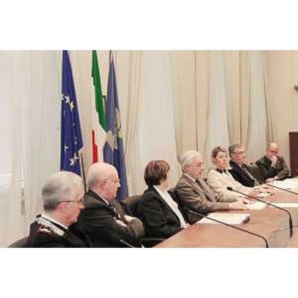 Federica Seganti (Assessore regionale Sicurezza) al tavolo della sottoscrizione tra Regione e Prefetture del Friuli Venezia Giulia dei Protocolli d'intesa per l'attuazione dei progetti presentati da Polizia di Stato, Carabinieri e Guardia di Finanza. (Trieste 27/11/09)