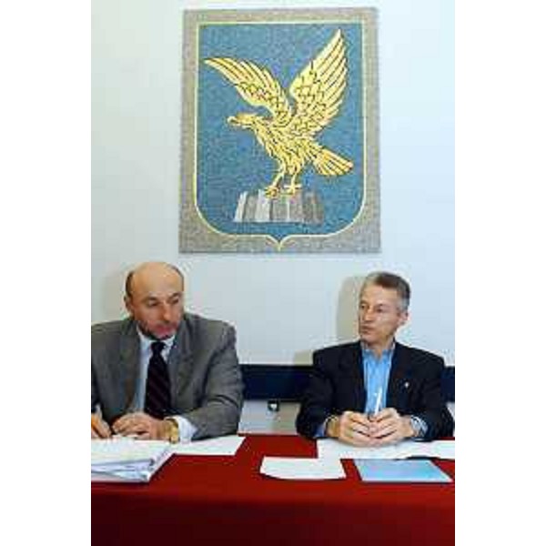 Riccardo Illy (Presidente Regione Friuli Venezia Giulia) e Enrico Bertossi (Assessore regionale alle attività produttive) con alle spalle lo stemma della Regione