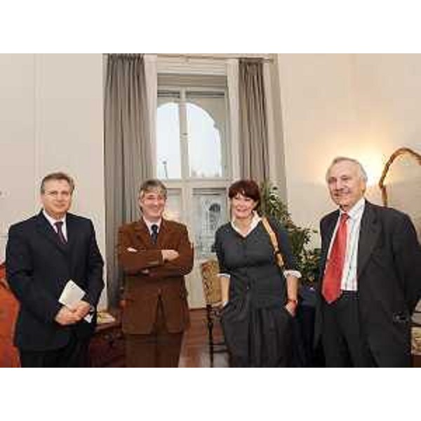 Antonio Agostini (Direttore Ricerca Ministero Università e Ricerca), Renzo Tondo (Presidente Friuli Venezia Giulia), Alessia Rosolen (Assessore regionale Università e Ricerca) e Carlo Rizzuto (Presidente Sincrotrone Trieste) nella sede della Regione. (Trieste 30/11/09)