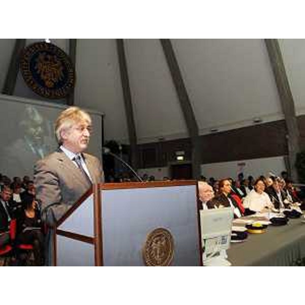Renzo Tondo (Presidente Friuli Venezia Giulia) interviene alla cerimonia d'apertura del trentaduesimo anno accademico dell'Università di Udine. (Udine 02/12/09)