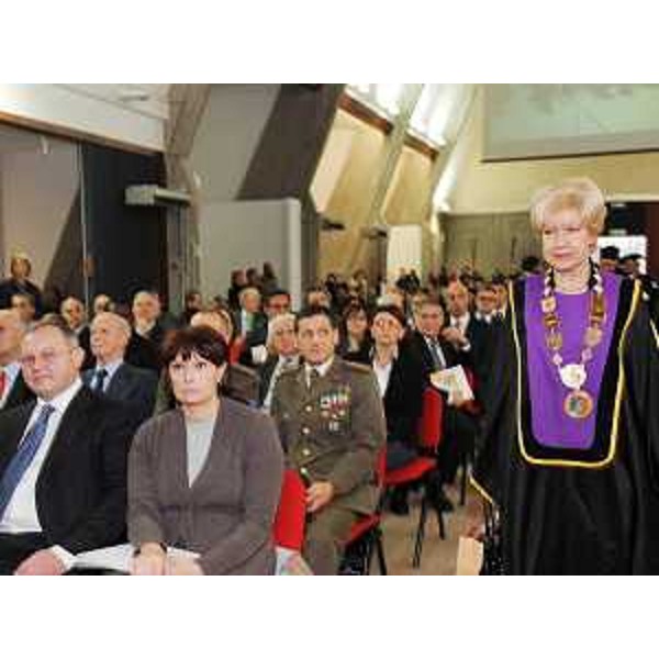 Seduti a sx, Andrea Garlatti (Ass. reg. Organizzazione, Personale e Sistemi informativi) e Alessia Rosolen (Ass. reg. Università e Ricerca) alla cerimonia d'apertura del trentaduesimo anno accademico dell'Università di Udine. (Udine 02/12/09)
