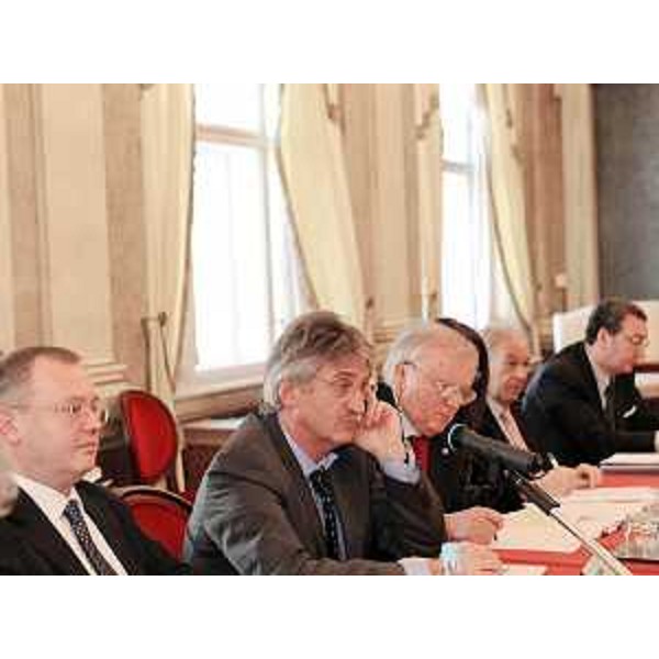 Andrea Garlatti (Ass. reg. Organizzazione, Personale e Sistemi informativi), Renzo Tondo (Presidente Friuli Venezia Giulia) ed Enzo Bevilacqua (Avvocato Regione) al tavolo d'insediamento della Consulta regionale permanente della giustizia. (Trieste 03/12/09)