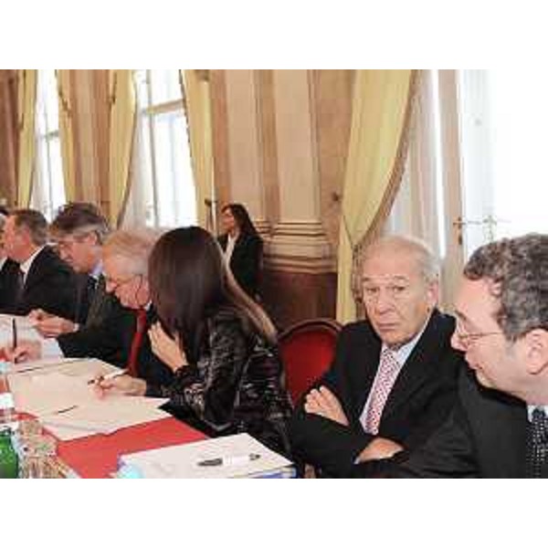 Andrea Garlatti (Ass. reg. Organizzazione, Personale e Sistemi informativi), Renzo Tondo (Presidente Friuli Venezia Giulia), Enzo Bevilacqua (Avvocato Regione), Gianna Di Danieli (Avvocatura regionale), Ettore Romoli (Sindaco Gorizia) e Sergio Bolzonello (Sindaco Pordenone) al tavolo d'insediamento della Consulta regionale permanente della giustizia. (Trieste 03/12/09)