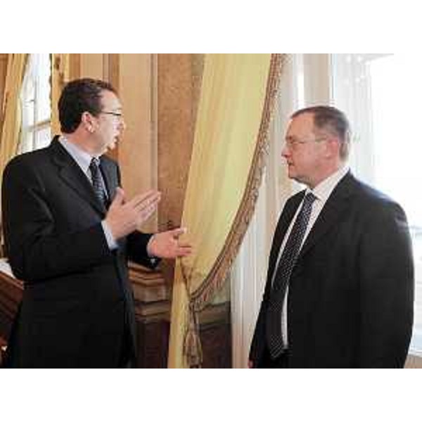 Sergio Bolzonello (Sindaco Pordenone) e Andrea Garlatti (Ass. reg. Organizzazione, Personale e Sistemi informativi) in occasione dell'insediamento della Consulta regionale permanente della giustizia. (Trieste 03/12/09
