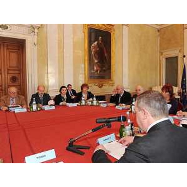 Di spalle, Andrea Garlatti (Ass. reg. Organizzazione, Personale e Sistemi informativi) alla riunione d'insediamento della Consulta regionale permanente della giustizia. (Trieste 03/12/09)
