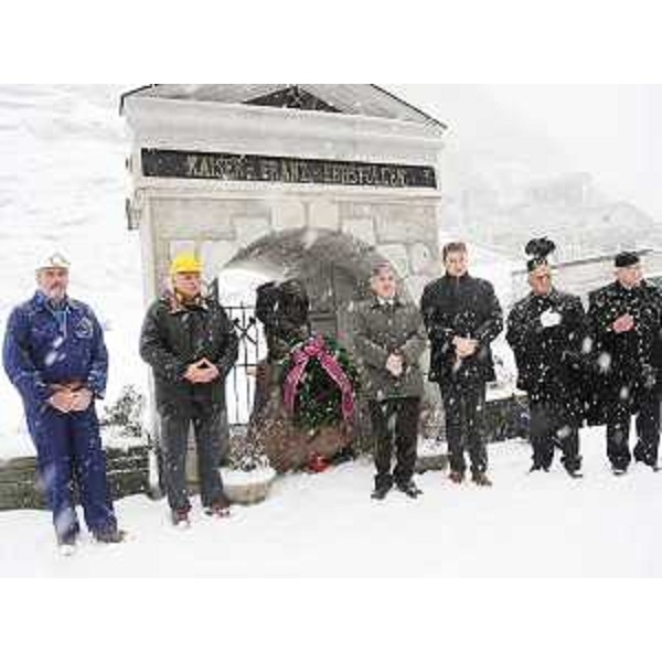 Renzo Tondo (Presidente Friuli Venezia Giulia) e Renato Carlantoni (Sindaco Tarvisio) nel corso della cerimonia per la Festa di Santa Barbara, patrona dei minatori, alle Miniere di Raibl. (Cave del Predil 04/12/09)