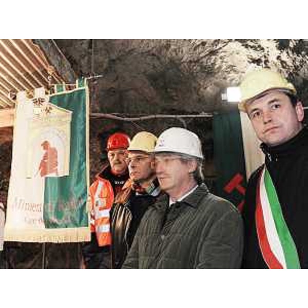 Renzo Tondo (Presidente Friuli Venezia Giulia) e Renato Carlantoni (Sindaco Tarvisio) nel corso della cerimonia per la Festa di Santa Barbara, patrona dei minatori, nelle Miniere di Raibl. (Cave del Predil 04/12/09)