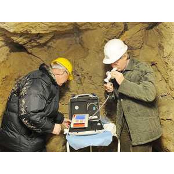 Renzo Tondo (Presidente Friuli Venezia Giulia) prova un apparecchio del Centro terapico per le sindromi allergiche dell'apparato respiratorio, nel ramo Kaiser Franz delle Miniere di Raibl. (Cave del Predil 04/12/09)