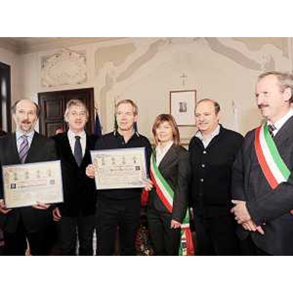Riccardo Riccardi (Ass. reg. Protezione civile), Renzo Tondo (Presidente Friuli Venezia Giulia), Guido Bertolaso (Capo Protezione civile nazionale), Isabella De Monte (Sindaco Pontebba), Gianfranco Moretton (ex Ass. reg. Protezione civile) e Alessandro Oman (Sindaco Malborghetto) alla cerimonia di riconoscimento della cittadinanza onoraria a Guido Bertolaso, nel Municipio di Pontebba. (Pontebba 05/12/09)