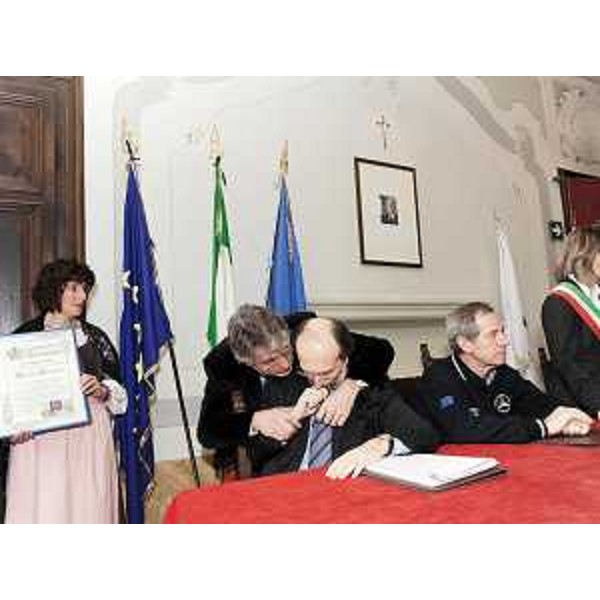 Renzo Tondo (Presidente Friuli Venezia Giulia), Riccardo Riccardi (Ass. reg. Protezione civile) e Guido Bertolaso (Capo Protezione civile nazionale) alla cerimonia di riconoscimento della cittadinanza onoraria a Guido Bertolaso, nel Municipio di Pontebba. (Pontebba 05/12/09)