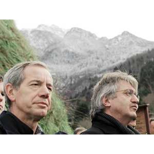 Guido Bertolaso (Capo Protezione civile nazionale) e Renzo Tondo (Presidente Friuli Venezia Giulia) nel corso della cerimonia di riconoscimento della cittadinanza onoraria a Guido Bertolaso. (Pontebba 05/12/09)