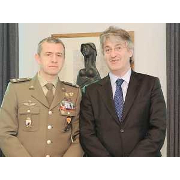Giovanni Fungo (Comandante Brigata di Cavalleria "Pozzuolo del Friuli") e Renzo Tondo (Presidente Friuli Venezia Giulia) nella sede regionale di Udine. (Udine 09/12/09)