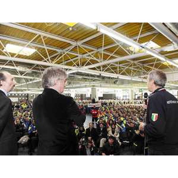 Guido Bertolaso (Capo Protezione civile nazionale), Renzo Tondo (Presidente Friuli Venezia Giulia) e Riccardo Riccardi (Ass. reg. Protezione civile) alla dodicesima "Giornata del Volontario di Protezione civile". (Torreano di Martignacco 05/12/09)