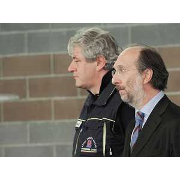 Guglielmo Berlasso (Dir. centr. Protezione civile FVG) e Riccardo Riccardi (Ass. reg. Protezione civile) alla dodicesima "Giornata del Volontario di Protezione civile". (Torreano di Martignacco 05/12/09)
