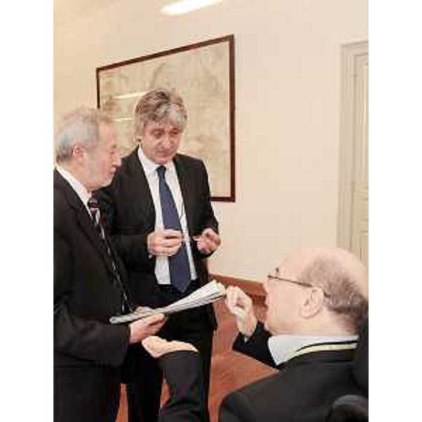 Paolo Basaglia (Direttore centrale Salute e Protezione sociale), Renzo Tondo (Presidente Friuli Venezia Giulia) e Vladimir Kosic (Assessore regionale Salute e Protezione sociale) nel corso della presentazione del Piano sociosanitario 2010-2012. (Trieste 10/12/09)