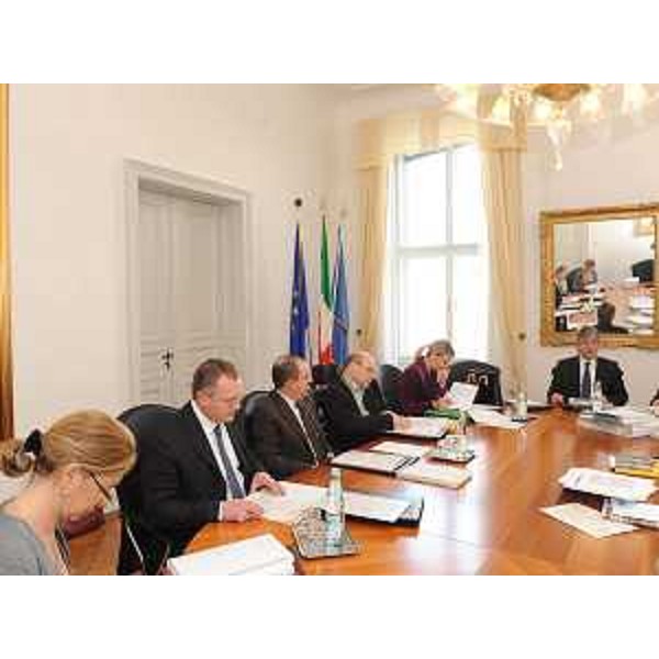 Sandra Savino (Ass.reg. Finanze), Andrea Garlatti (Ass.reg.Personale), Claudio Violino (Ass.reg. Risorse agricole), Vladimir Kosic (Ass.reg. Salute), Federica Seganti (Ass.reg. Autonomie locali) e Renzo Tondo (Presidente FVG) nel corso della riunione di Giunta regionale, nella sede della Regione. (Trieste 10/12/09)
