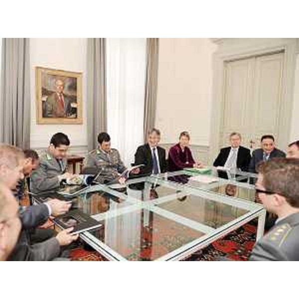 Renzo Tondo (Presidente Friuli Venezia Giulia), Federica Seganti (Assessore regionale Relazioni internazionali e comunitarie) e Gianluigi Miglioli (Generale di Brigata) al tavolo per la firma della convenzione tra Comando regionale della Guardia di Finanza e Regione FVG. (Trieste 10/12/09)