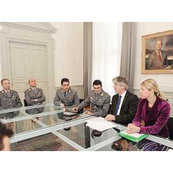 Renzo Tondo (Presidente Friuli Venezia Giulia), Federica Seganti (Assessore regionale Relazioni internazionali e comunitarie) e Gianluigi Miglioli (Generale di Brigata) al tavolo per la firma della convenzione tra Comando regionale della Guardia di Finanza e Regione FVG. (Trieste 10/12/09)