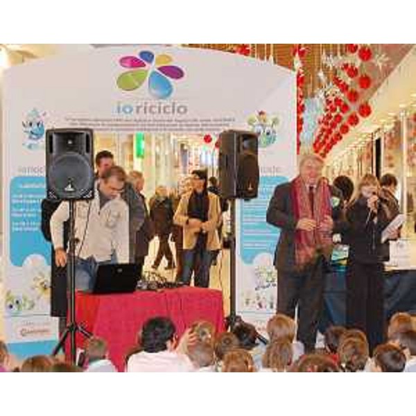 Elio De Anna (Assessore regionale Ambiente) alle premiazioni del concorso "Io riciclo" al Centro commerciale Emisfero di Fiume Veneto. (Fiume Veneto 11/12/09)