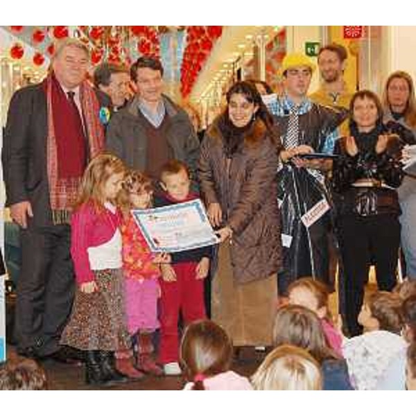 Elio De Anna (Assessore regionale Ambiente) alle premiazioni del concorso "Io riciclo" al Centro commerciale Emisfero di Fiume Veneto. (Fiume Veneto 11/12/09)