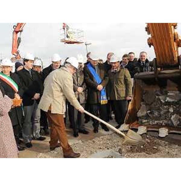 Renzo Tondo (Presidente Friuli Venezia Giulia) posa la prima pietra dell'opera per la riqualificazione autostradale della Villesse-Gorizia. (Villesse 12/12/09)