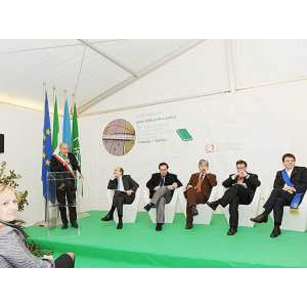 E. Romoli (Sindaco Gorizia), R. Riccardi (Assessore regionale Viabilità e Trasporti), R. Menia (Sottosegretario Ambiente), R. Tondo (Presidente Friuli Venezia Giulia), G. Santuz (Presidente Autovie Venete) ed E. Gherghetta (Presidente Provincia GO) alla cerimonia della posa della prima pietra per la riqualificazione autostradale della Villesse-Gorizia. (Villesse 12/12/09)