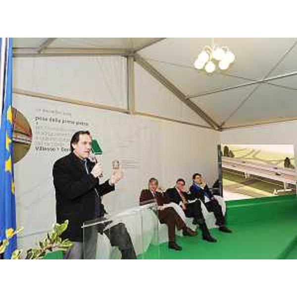 R. Menia (Sottosegretario Ambiente) interviene alla cerimonia della posa della prima pietra per la riqualificazione autostradale della Villesse-Gorizia. (Villesse 12/12/09)