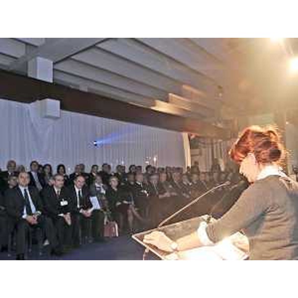 Alessia Rosolen (Assessore regionale Lavoro, Università e Ricerca, delegato Pari Opportunità e Politiche giovanili) interviene alla presentazione della gigantesca fune "Flexpack" prodotta dalla Redaelli di Trieste. (Trieste 01/12/09)