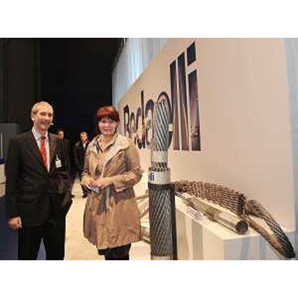 Maurizio Prete (Amm.del. Redaelli Tecna SpA) e Alessia Rosolen (Assessore regionale Lavoro, Università e Ricerca, delegato Pari Opportunità e Politiche giovanili) alla presentazione della gigantesca fune "Flexpack" prodotta dalla Redaelli di Trieste. (Trieste 01/12/09)