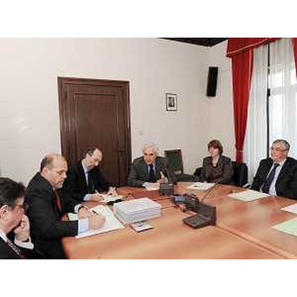 Riccardo Riccardi (Assessore regionale Viabilità e Trasporti, Vicecommissario Terza Corsia A4) al tavolo per l'esame del "Piano di emergenza traffico". (Trieste 15/12/09)
