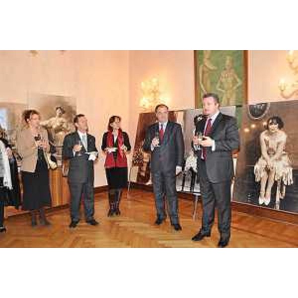 Roberto Molinaro (Assessore regionale Cultura) ascolta l'intervento di Claudio Grison (Presidente Associazione internazionale Operetta) all'inaugurazione della mostra storica sull'operetta "Tu che m'hai preso il cuor", nella sede regionale di Roma. (Roma 16/12/09)