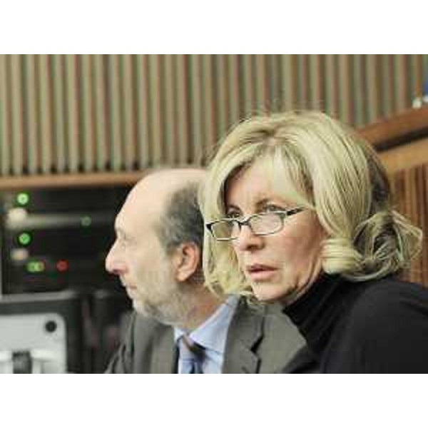 Riccardo Riccardi (Assessore regionale Mobilità, Energia e Infrastrutture di Trasporto, delegato Protezione civile) e Sandra Savino (Assessore regionale Programmazione, Risorse economiche e finanziarie, Patrimonio e Servizi generali) nel corso del dibattito sulla Finanziaria 2010 in Consiglio regionale. (Trieste 16/12/09)