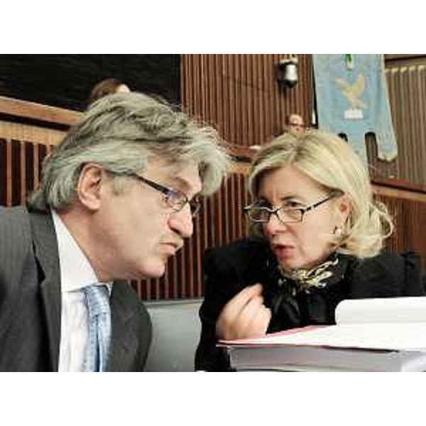 Renzo Tondo (Presidente Friuli Venezia Giulia) e Sandra Savino (Assessore regionale Programmazione, Risorse economiche e finanziarie, Patrimonio e Servizi generali) nel corso del dibattito sulla Finanziaria 2010 in Consiglio regionale. (Trieste 17/12/09)