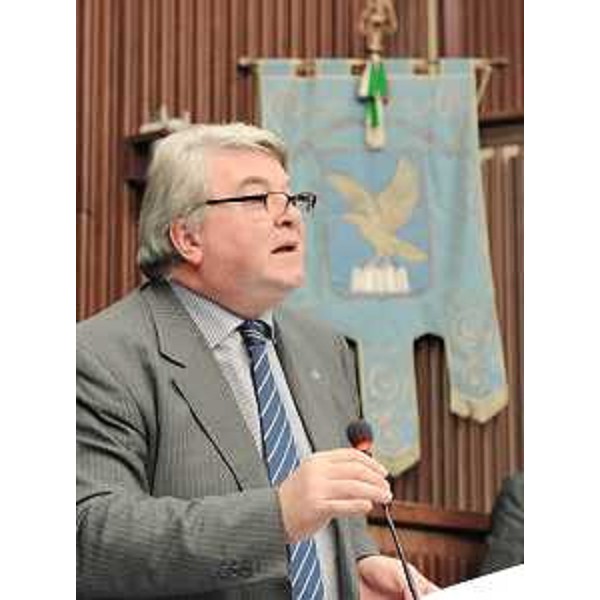 Elio De Anna (Assessore regionale Ambiente e Lavori pubblici, delegato Attività ricreative e sportive) nel corso del dibattito sulla Finanziaria 2010 in Consiglio regionale. (Trieste 17/12/09)