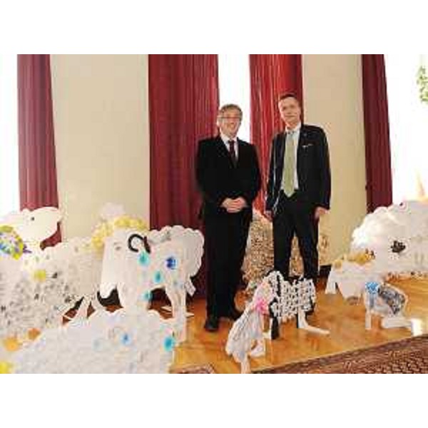 Renzo Tondo (Presidente Friuli Venezia Giulia) ed Edouard Ballaman (Presidente Consiglio regionale), in occasione dei tradizionali auguri natalizi, con alcune pecore del "Gregge più grande del mondo" (realizzato da scuole del FVG e in mostra a Villa Manin fino al 16 gennaio), in Consiglio regionale. (Trieste 18/12/09)