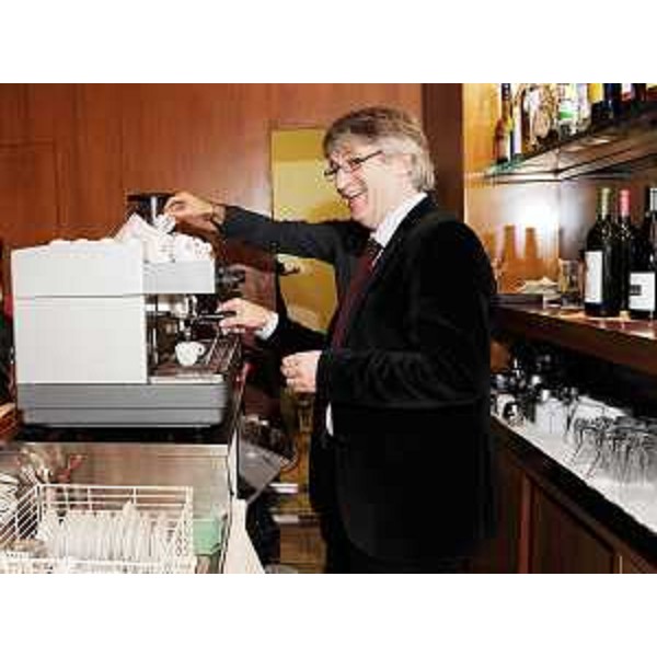 Renzo Tondo (Presidente Friuli Venezia Giulia) in pausa alla macchina del caffè nel corso della discussione della Finanziaria 2010 in Consiglio regionale. (Trieste 18/12/09)