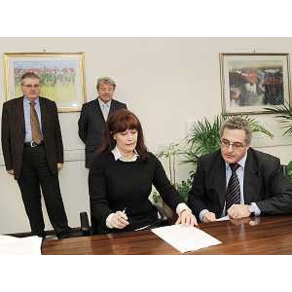 Alessia Rosolen (Assessore regionale Lavoro) al tavolo per la sottoscrizione del protocollo d'intesa tra Regione, Banche di Credito Cooperativo (BCC) del Friuli Venezia Giulia e Parti sociali, sull'anticipo della CIG. (Trieste 22/12/09)