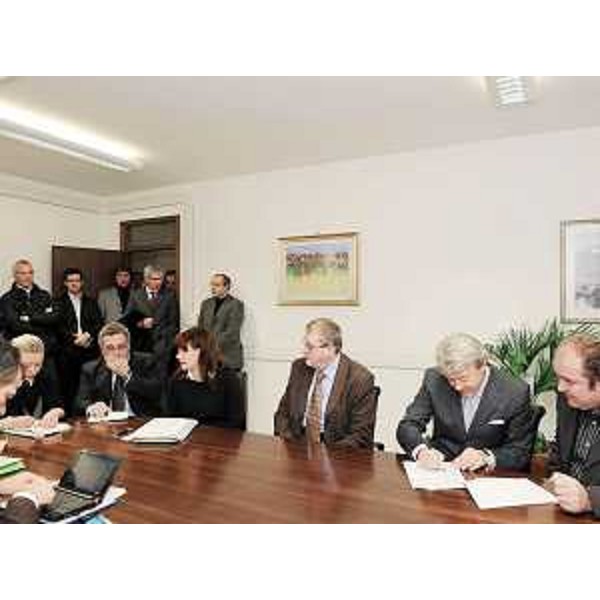 Alessia Rosolen (Assessore regionale Lavoro) al tavolo per la sottoscrizione del protocollo d'intesa tra Regione, Banche di Credito Cooperativo (BCC) del Friuli Venezia Giulia e Parti sociali, sull'anticipo della CIG. (Trieste 22/12/09)