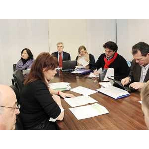 Alessia Rosolen (Assessore regionale Lavoro) al tavolo per la sottoscrizione del protocollo d'intesa tra Regione, Banche di Credito Cooperativo (BCC) del Friuli Venezia Giulia e Parti sociali, sull'anticipo della CIG. (Trieste 22/12/09)