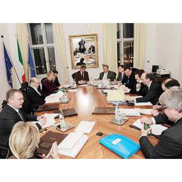 Renzo Tondo (Presidente Friuli Venezia Giulia) presiede la Giunta regionale nella sede della Regione a Trieste. (Trieste 22/12/09)