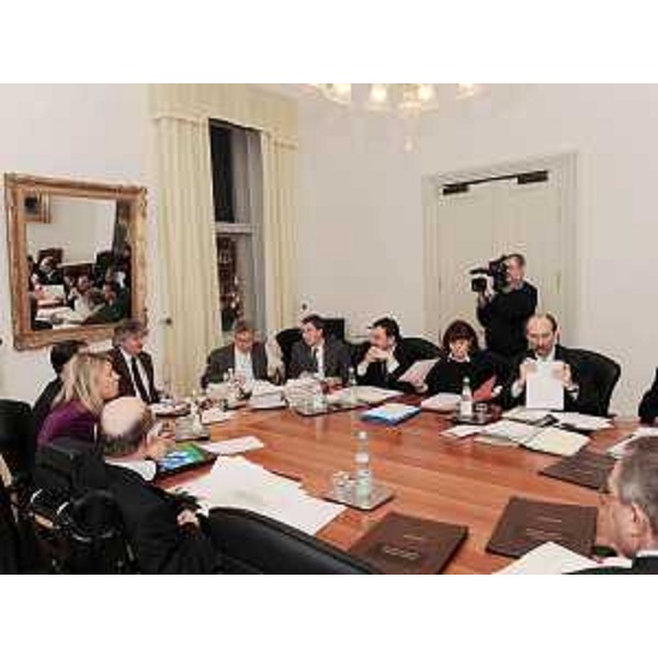 Renzo Tondo (Presidente Friuli Venezia Giulia) presiede la Giunta regionale nella sede della Regione a Trieste. (Trieste 22/12/09)