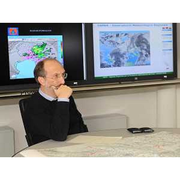 Riccardo Riccardi (Assessore regionale Viabilità, Trasporti e Protezione civile) nel corso della riunione con i vertici regionali dei gestori del trasporto stradale, ferroviario ed aereo, sulle criticità dovute a maltempo. (Palmanova 23/12/09)