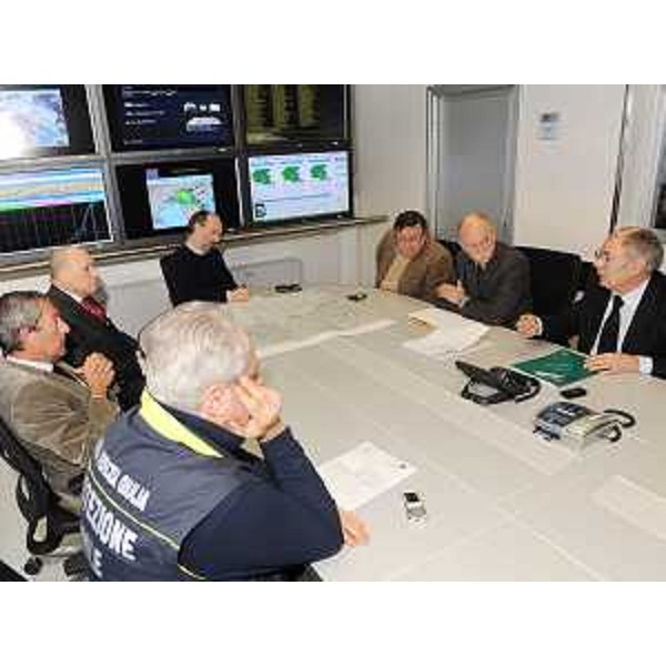 Riccardo Riccardi (Assessore regionale Viabilità, Trasporti e Protezione civile) nel corso della riunione con i vertici regionali dei gestori del trasporto stradale, ferroviario ed aereo, sulle criticità dovute a maltempo. (Palmanova 23/12/09)