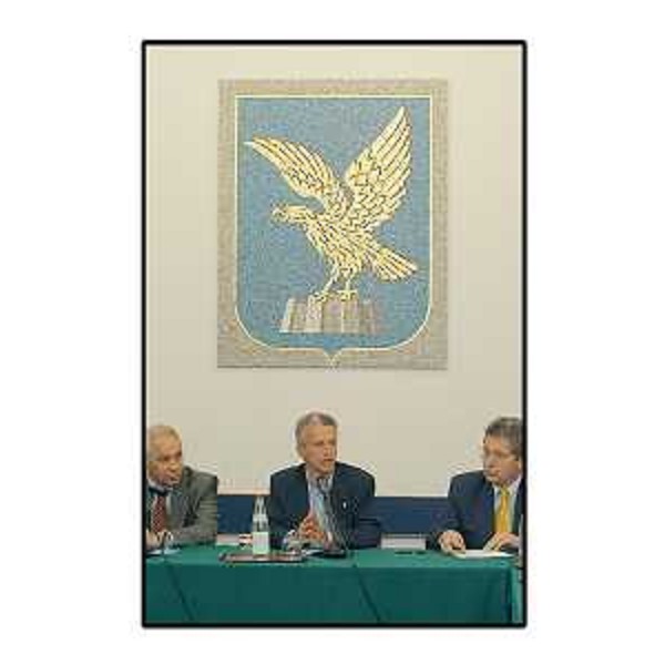 Riccardo Illy (Presidente Regione Friuli Venezia Giulia), Daniele Bertuzzi (Capo di Gabinetto della Presidenza della Regione) e Giovanni Bellarosa (Segretario Generale della Giunta) con alle spalle lo stemma della Regione