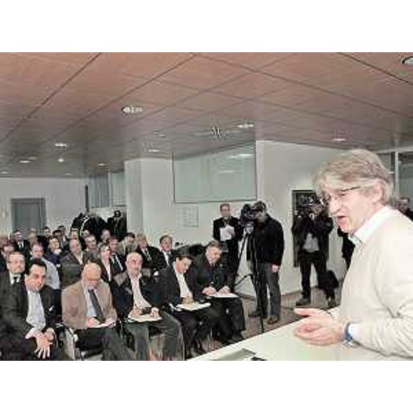 Renzo Tondo (Presidente Friuli Venezia Giulia) interviene alla presentazione di "Bere responsabile", iniziativa del Ducato dei vini friulani, nella sede regionale di Udine. (Udine 11/01/10)