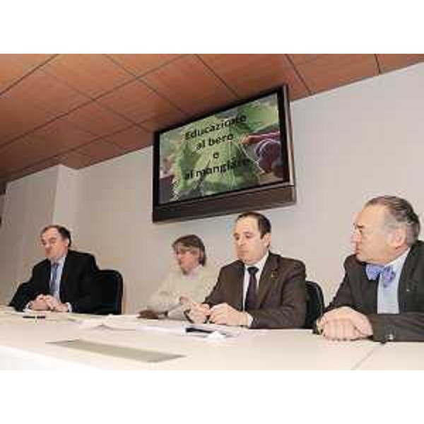 Roberto Molinaro (Assessore regionale Istruzione, Formazione, Cultura, Politiche Famiglia), Renzo Tondo (Presidente Friuli Venezia Giulia), Claudio Violino (Assessore regionale Risorse agricole, naturali, forestali) e Piero Villotta (Duca vini friulani) alla presentazione di "Bere responsabile", iniziativa del Ducato dei vini friulani, nella sede regionale di Udine. (Udine 11/01/10)