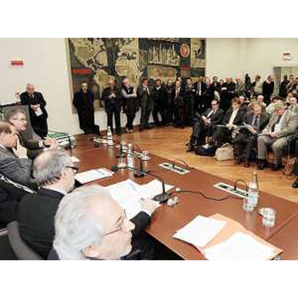 Elio De Anna (Assessore regionale Lavori pubblici) al convegno "Applicazione della normativa regionale in materia di lavori pubblici nell'attuale situazione congiunturale: provvedimenti urgenti da adottare", nella sede della Regione. (Trieste 14/01/10)