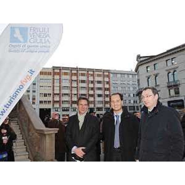 Andrea Di Giovanni (Direttore Turismo FVG), Luca Ciriani (Vicepresidente FVG e Assessore regionale Attività produttive) e Sergio Bolzonello (Sindaco PN) all'inaugurazione dell'Infopoint Turismo FVG in Piazza XX Settembre a Pordenone. (Pordenone 15/01/10)