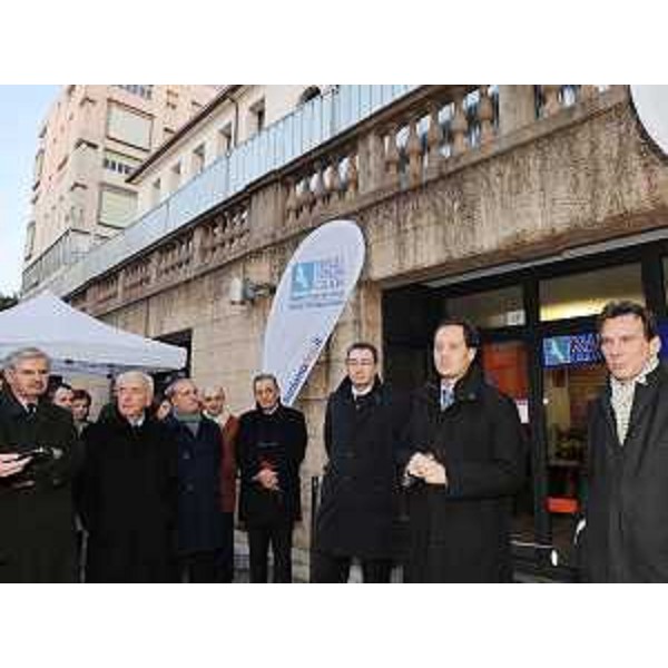 Sergio Bolzonello (Sindaco PN), Luca Ciriani (Vicepresidente FVG e Assessore regionale Attività produttive) e Andrea Di Giovanni (Direttore Turismo FVG) all'inaugurazione dell'Infopoint Turismo FVG in Piazza XX Settembre a Pordenone. (Pordenone 15/01/10)