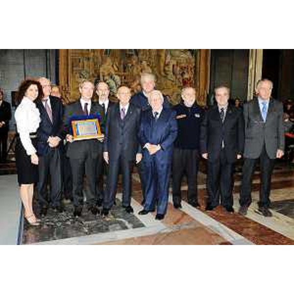 Guido Bertolaso (Capo Protezione civile nazionale) e Riccardo Riccardi (Coordinatore Commissione politico-istituzionale interregionale Protezione civile) alla consegna del "Premio speciale Italia" da parte di Giorgio Napolitano (Presidente Repubblica), al Quirinale nel corso della celebrazione della "Giornata della Qualità Italia". (Roma 20/01/10)